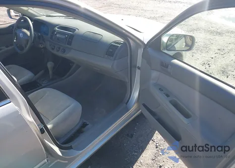 2002 Toyota Camry Le z USA, uszkodzony, nr VIN 4T1BE32KX2U117098